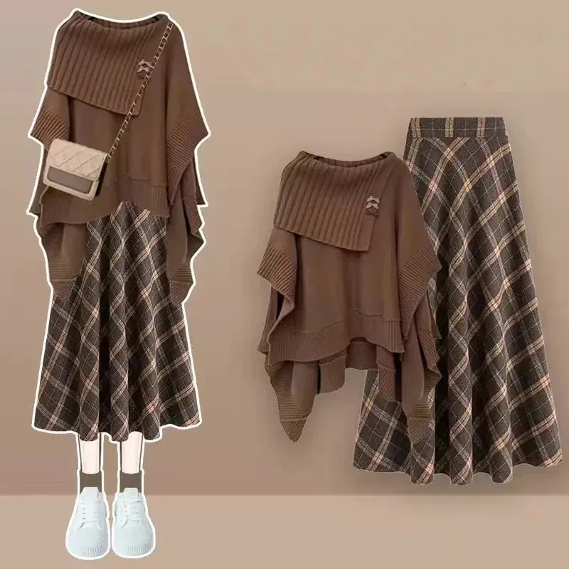 Strick-Poncho mit Faltenrock im Light Academia Stil